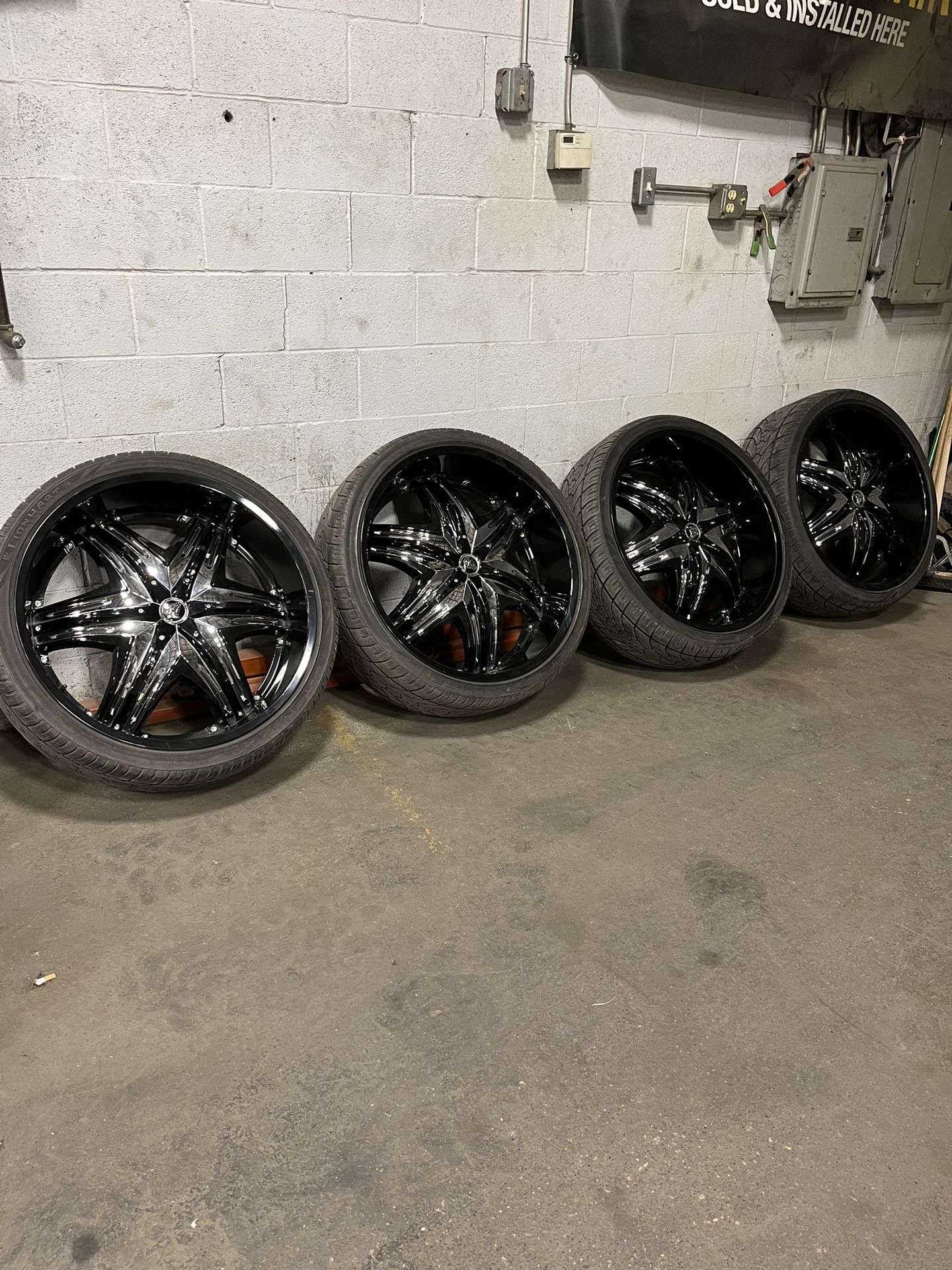 26” Gloss Black With Chrome Inserts 305/30/26 Tires 6 Lug Chevy Cadillac GMC 