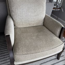 Pair of Stylish Armchairs – Comfortable & Timeless