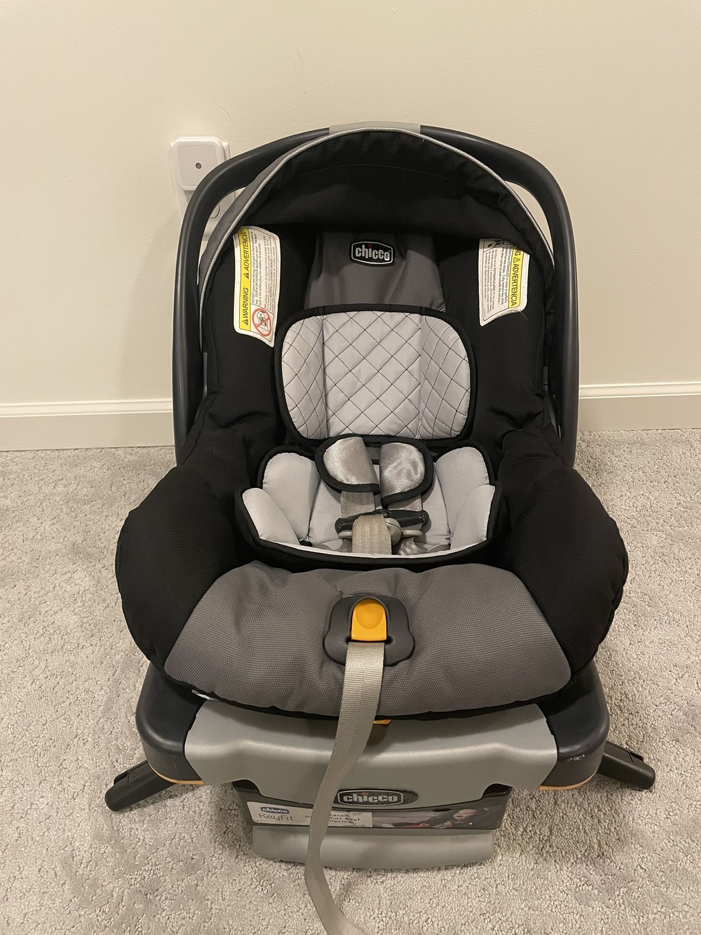 Chicco KeyFit 30 Car Seat w/base - expires Jan 2027