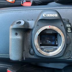 Canon EOS 5D Mark IV DSLR