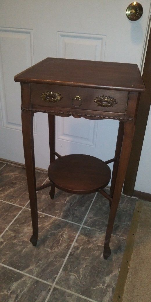 Vintage end table/Side table! Wood with pull out drawer!Â