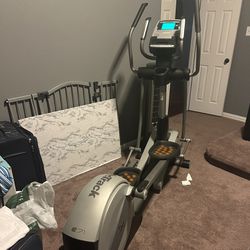NordicTrack E 7.1 Elliptical  (fully Functional) Open To Negotiations 