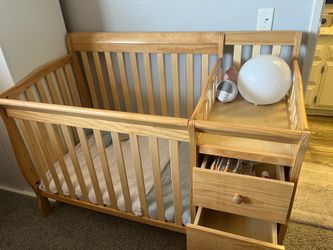 Convertable Crib/ Changing Table