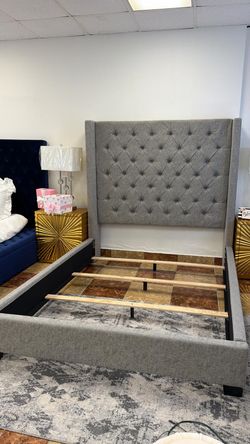 Gray Tufted Upholstered Bed https://offerup.com/redirect/?o=c3VwZXIuc2FsZQ== 🛌