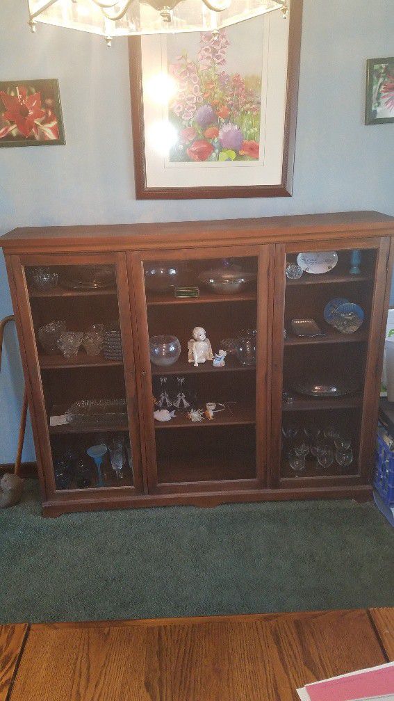 China cabinet, 3 sections, adjustable shelves in very good condition