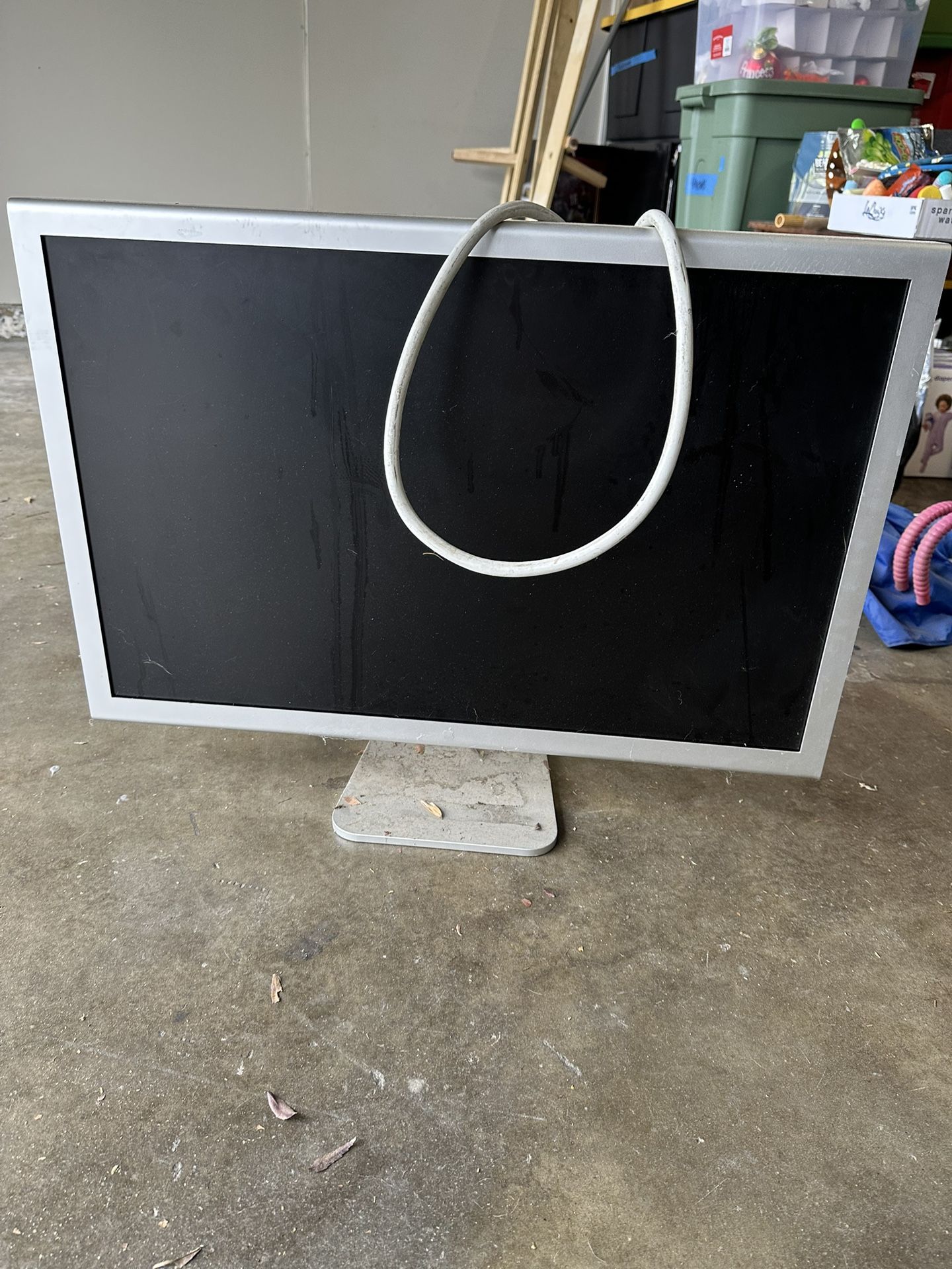 Apple Cinema Monitor very heavy, Very Big