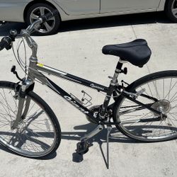 Giant Cypress Bike Hybrid Bicycle 700c Wheels 24 Speed Comfort Medium Bicycle
