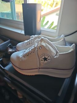 Tennis shoes