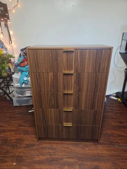 Brand new 4 drawer dresser