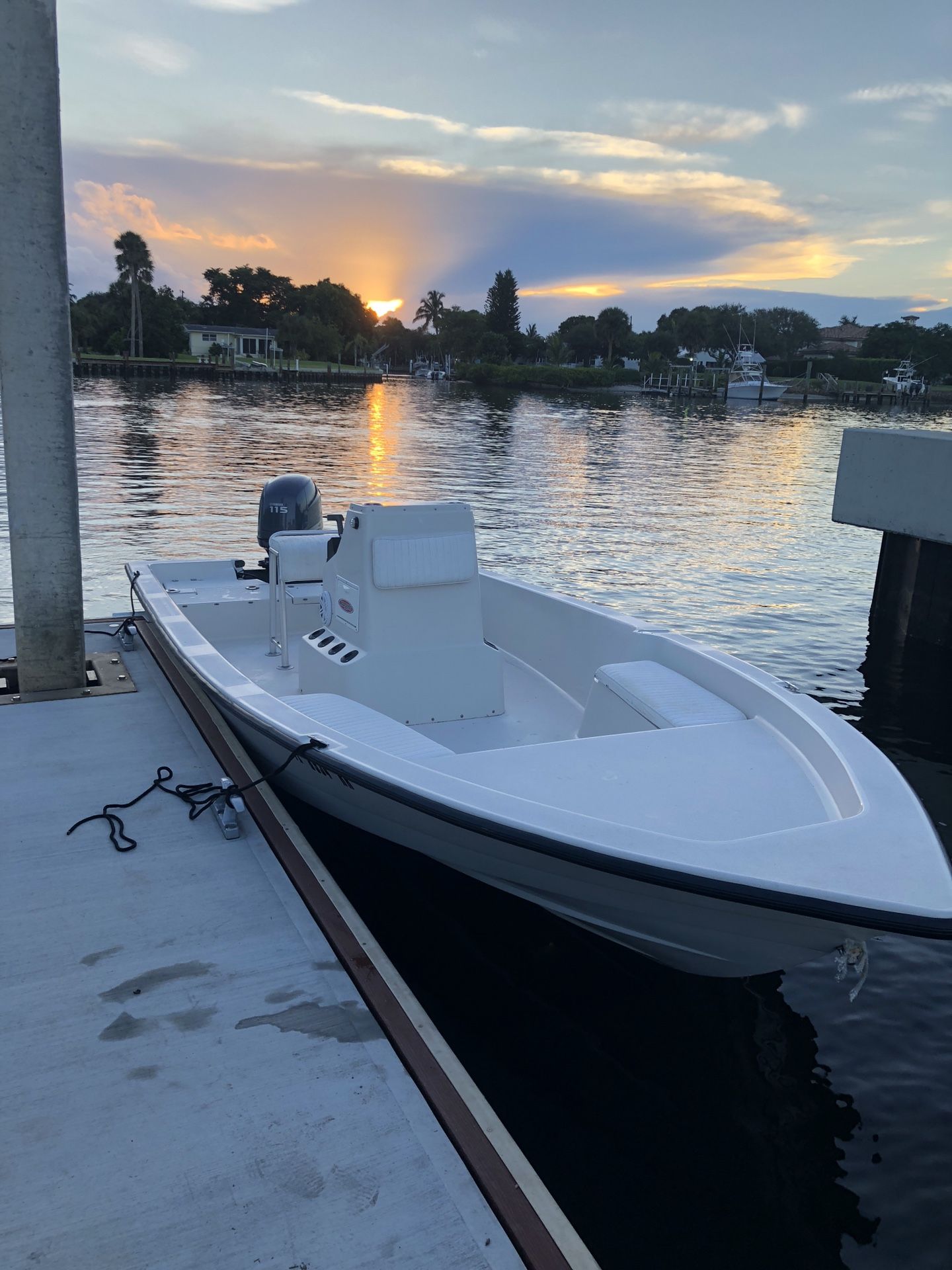 Pathfinder tunnel hull bay boat 22