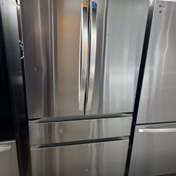 NEW OPEN BOX LG FOUR DOOR REFRIGERATOR WITH INDOOR WATER/ICE DISPENSER 