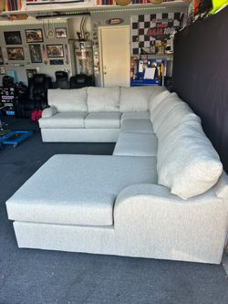 DELIVERY AVAILABLE 🚛! Gorgeous Beige sectional couch from Living Spaces. In Mint condition