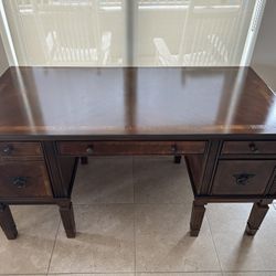 Great Work Desk With Awesome Wood Design On Top