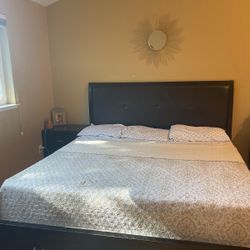 King bed cherry/black gvcolor with storage drawers, one leg broken