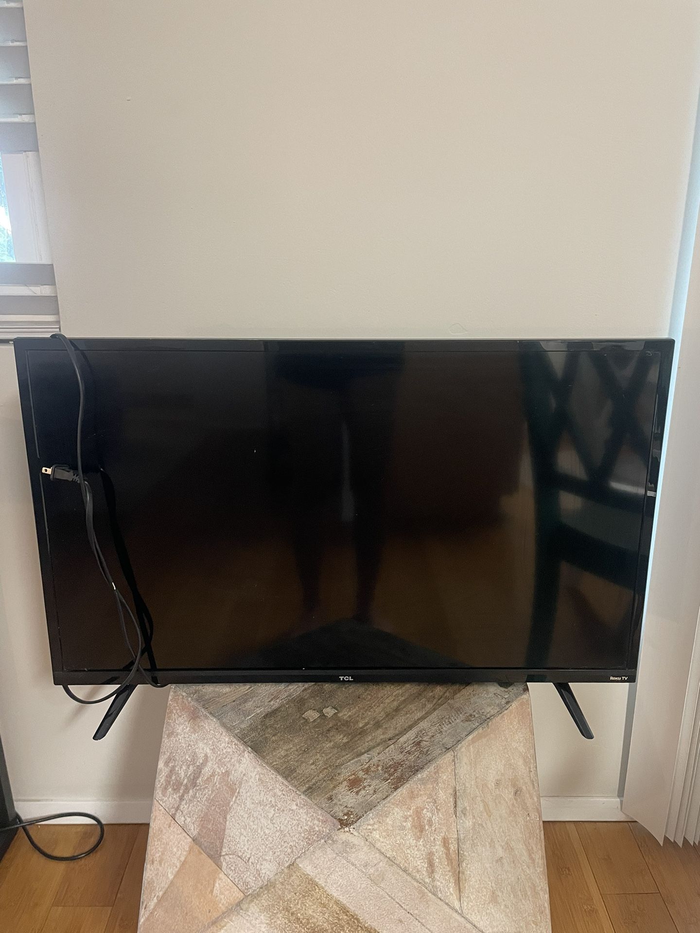 TCL 32S325 32 Inch 720p Roku Smart LED TV (2019)