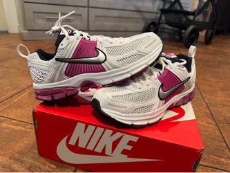 Nike Zoom Vomero 5 Hot Fuchsia brand new size 6.5y or 8 women $60