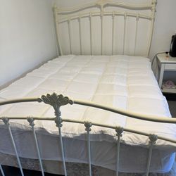 Pottery Barn White Iron Queen Bed Frame MAKE OFFER 