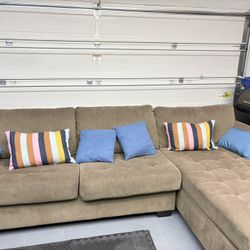 Sectional couch +Pillows