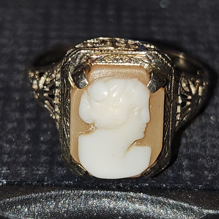Beautiful 14K White Gold Cameo Ring