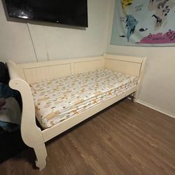 Solid Wood Twin Day Bed