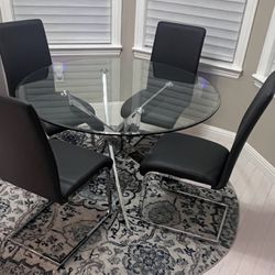 Round glass kitchen table with 4 Chairs