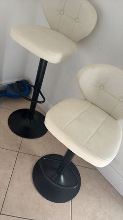 Chairs (sillas)