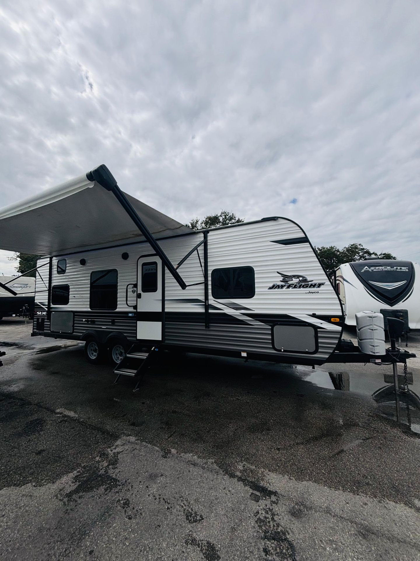 Rv Jayco año 2022 de 26 pies tirulo limpio ubicado 9850 nw 27 ave Miami fl 33147