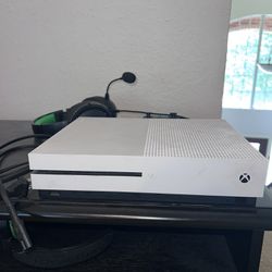 Xbox One S with one controller and newer BINNUNE gaming headset
