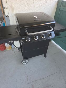 BBQ GIRL BY Charbroil 5 Burners, it's in excellent condition very clean everything works fine ready to use