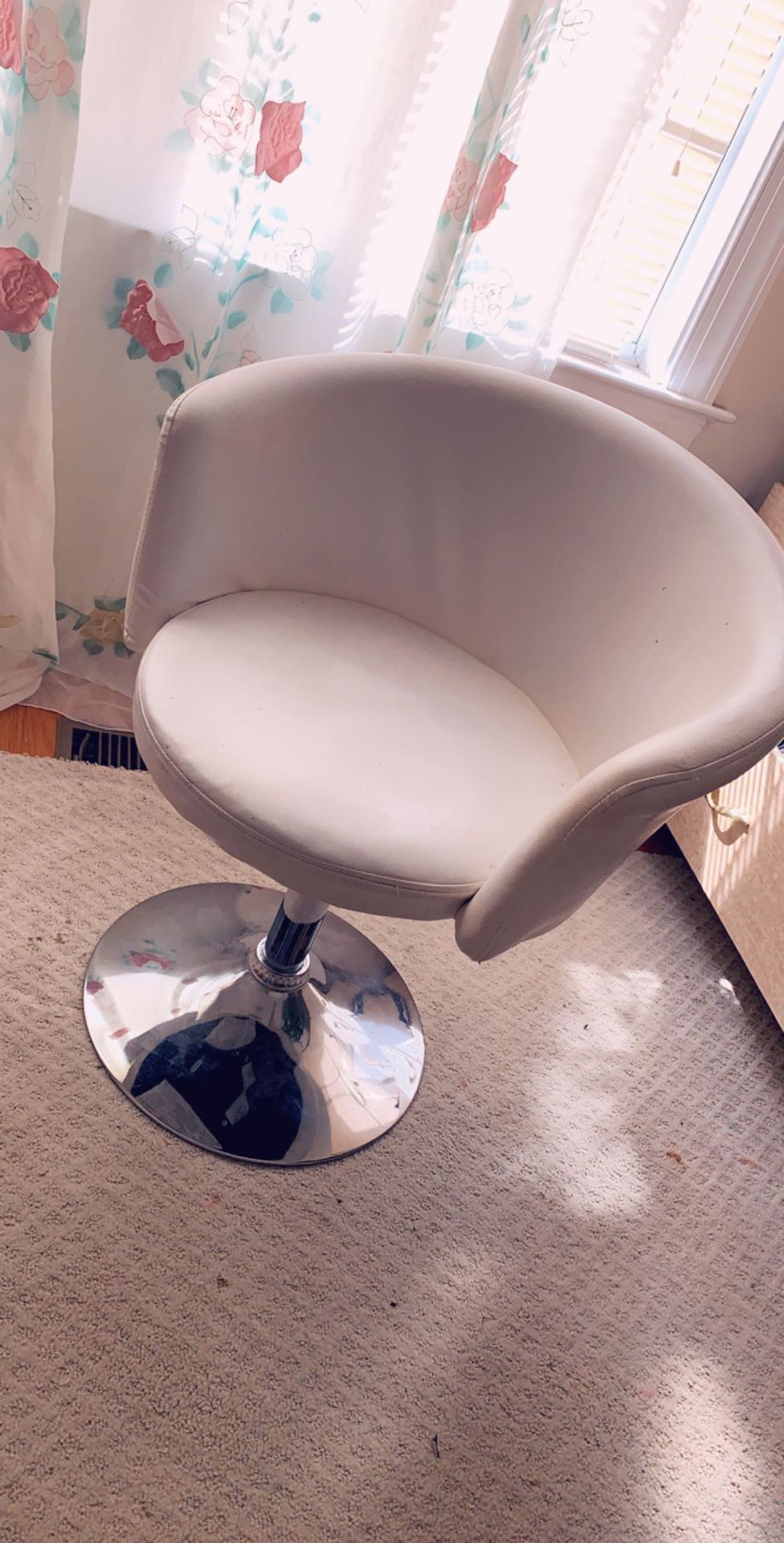Spinning chair / makeup chair