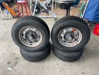 Jeep P25/70r14 inch rims with tires