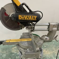 DEWALT  SAW