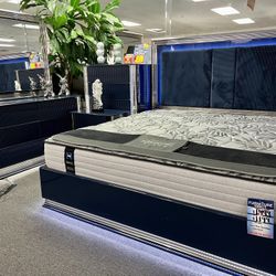 🥳🙈 Blow Out Sale On High End King Bedroom Set !  King Bed Dresser Mirror 2x Night Stands & Vanity $2999 🙈🙈