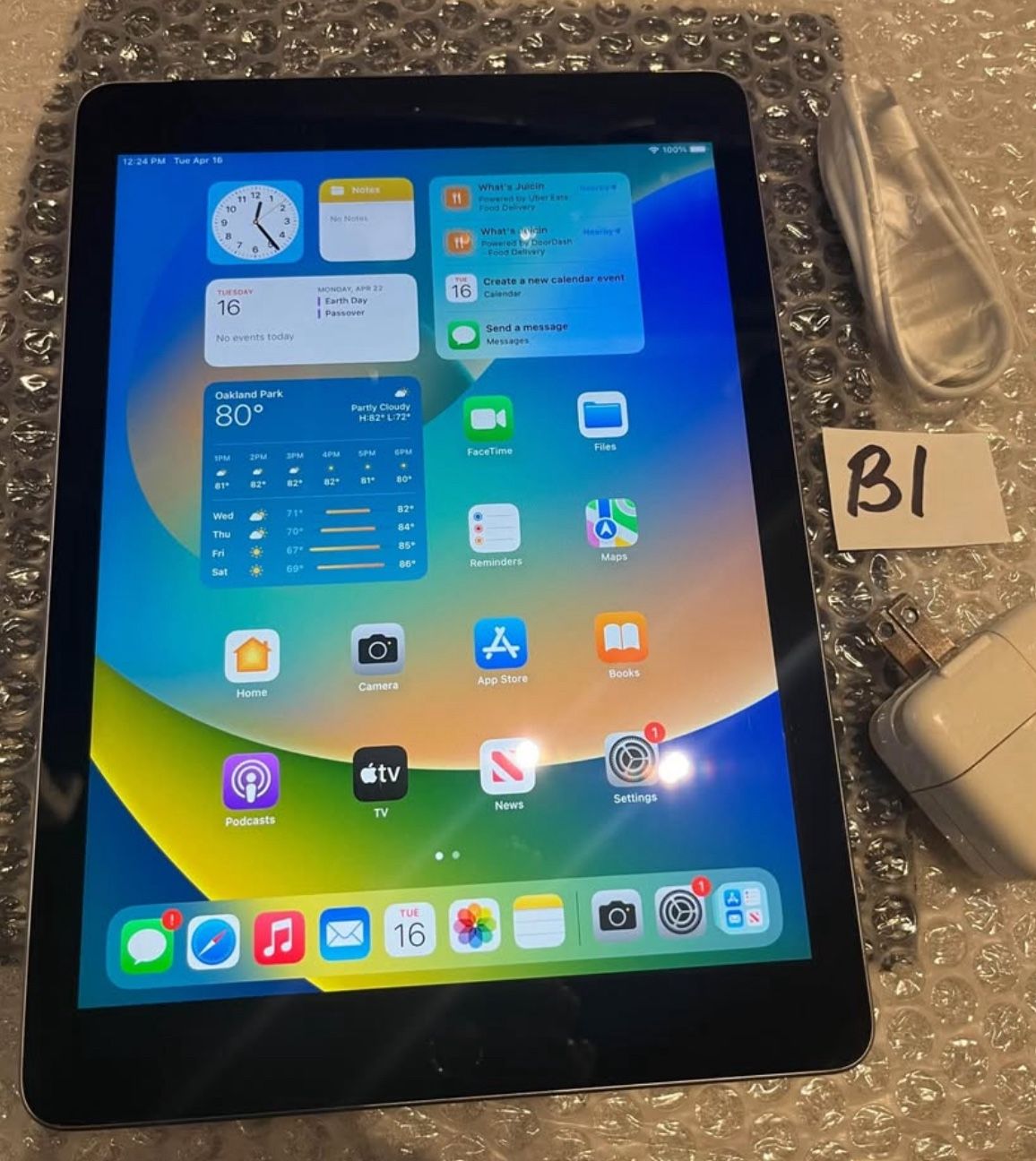 Apple iPad 5th Gen 32GB WiFi+ Cellular Unlocked 9.7” iPad—Space Gray