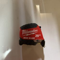 Milwaukee Wide blade Magnetic 25ft Measure Tape 