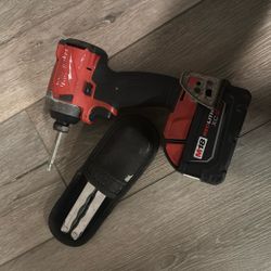 YARD SALE / VENTA DE GARAGE 🔧 Herramientas 👕 Ropa 👜 Accesorios Buenos precios – ¡Pasa a ver! 