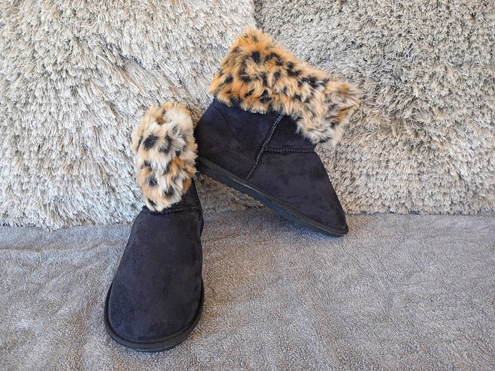 Eskis faux suede boot ( size 7 for women )