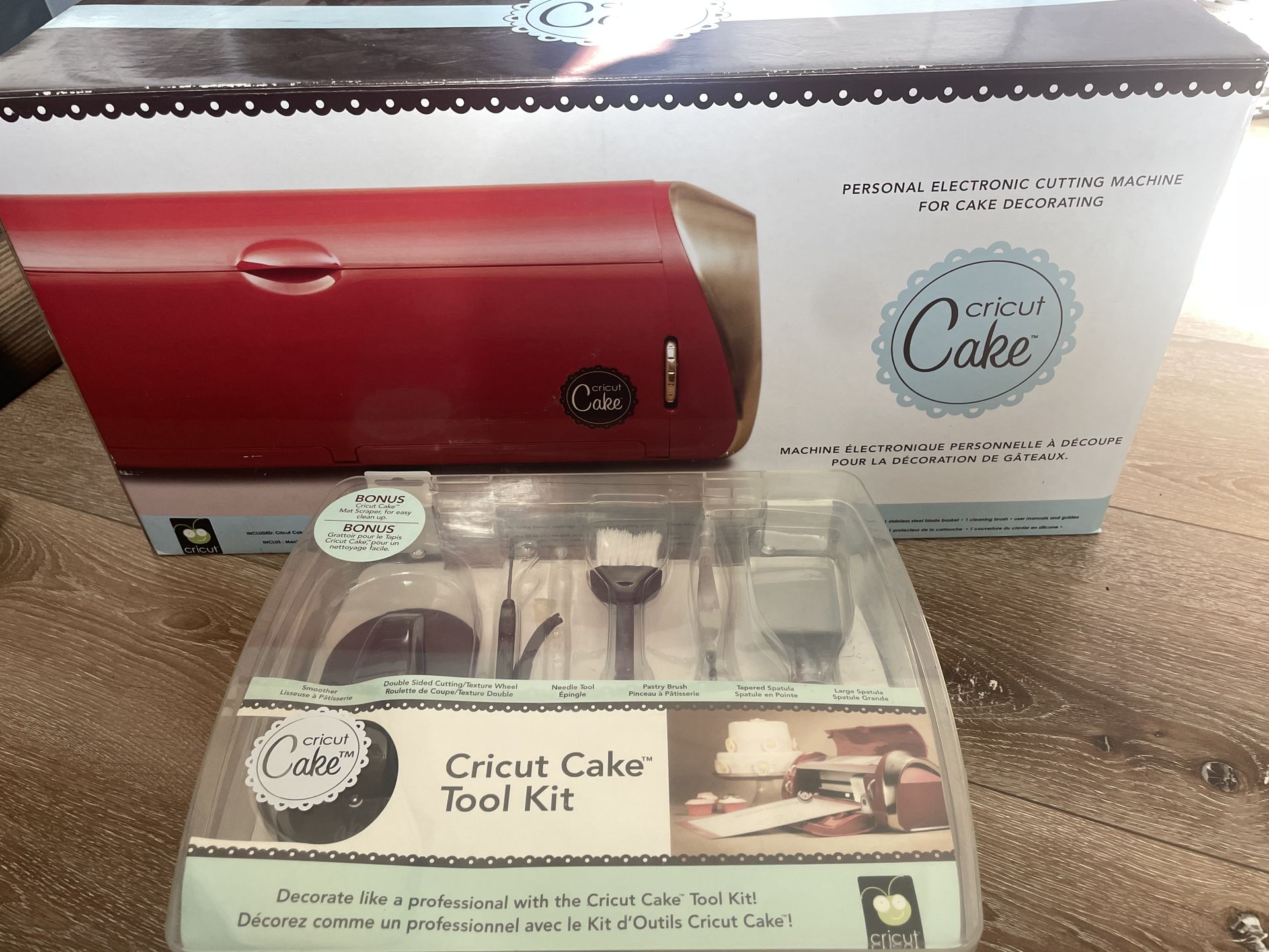 NEW Cricut Cake Cutting Machine Red w/ Cake Tool Kit