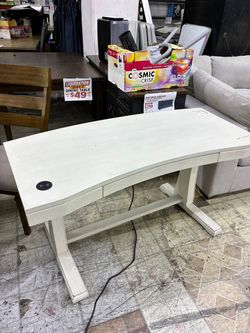 White Wood Desk , Charging doesn't work