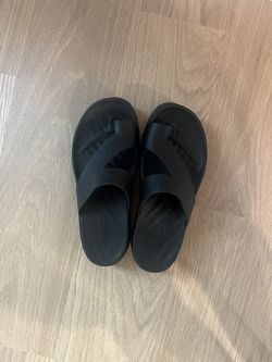 Crocs platform toe loop sandals size 6