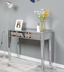 Beautiful Crushed Diamond Mirrored Table 42x15x30