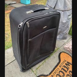 LOW PRICE MOVING- LARGE SAMSONITE $585 + TAX RETAIL SPINNER CHECKED LUGGAGE 