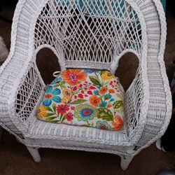 WHITE WICKER CHAIR