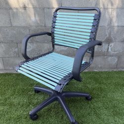 💺 Modern Swivel Office Chair – Unique Design – Excellent Condition