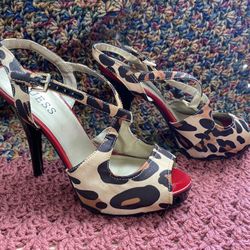 Guess Size 6 M 