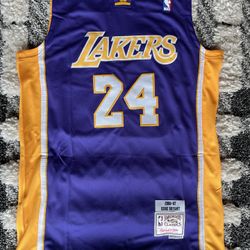 Kobe Bryant - Large Jersey - Los Angeles Lakers 