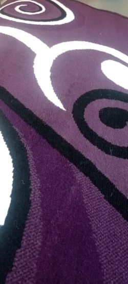 New 5/7 area rug thick and elegant