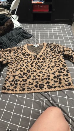 No Boundaries Fuzzy Leopard Print V-Neck Knit Sweater, Size xl