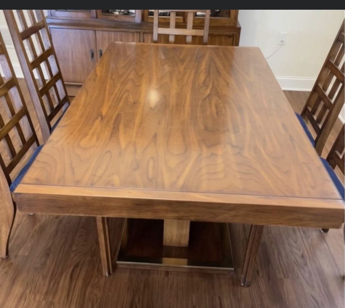 Free - Dining set (table, 6 Chairs, Hutch)