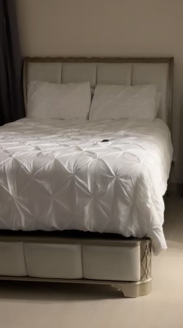Queen Champagne Bedroom Set